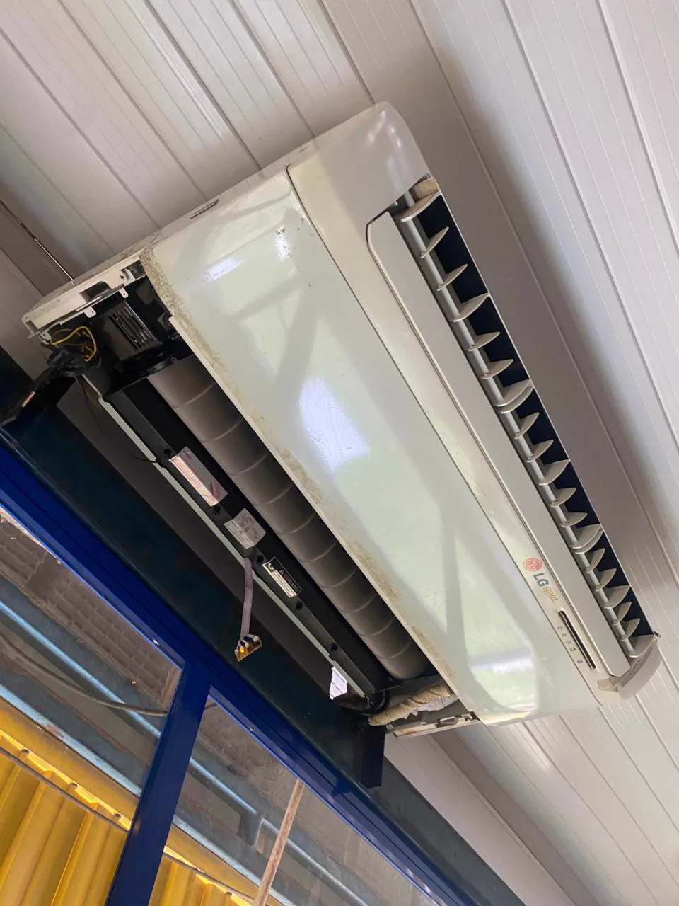 Manutenção de ar-condicionado em ambiente comercial