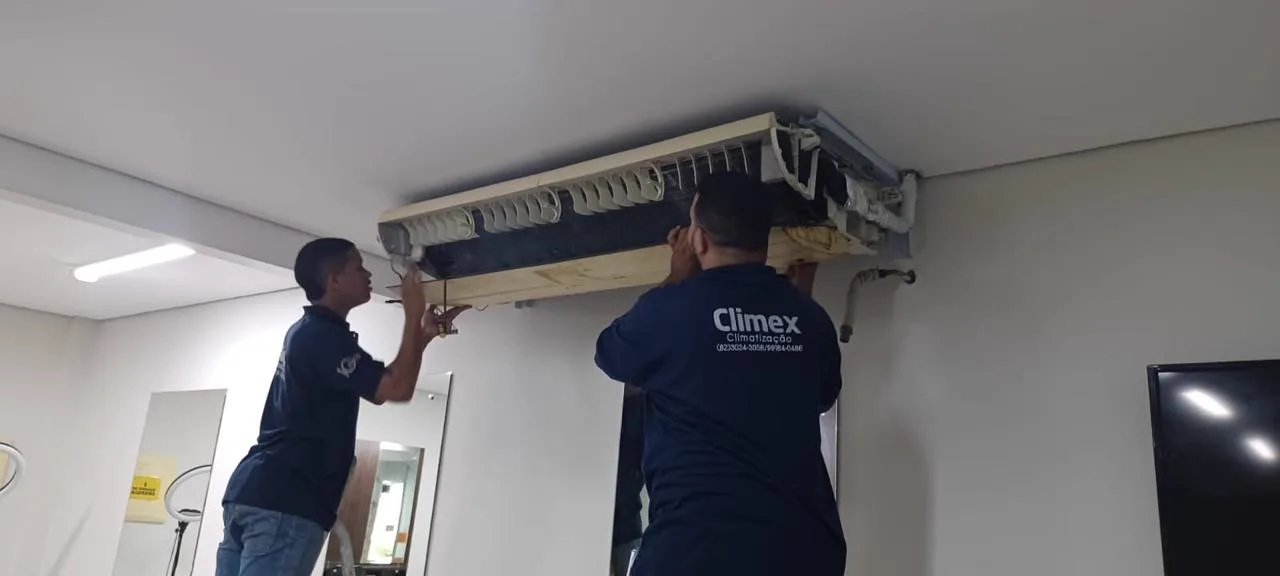 Equipe Climex realizando manutenção em um aparelho de ar-condicionado